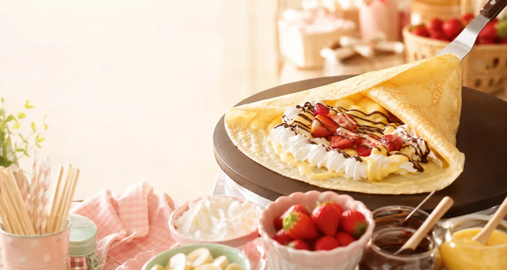 鉄板の上で焼きたてクレープを仕上げる様子
